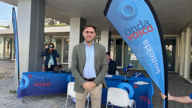Miguel Ángel Ramírez Nieto, gerente del Bus Turístico Sevilla de ALSA, en el stand de Onda Vasca en la ciudad hispalense