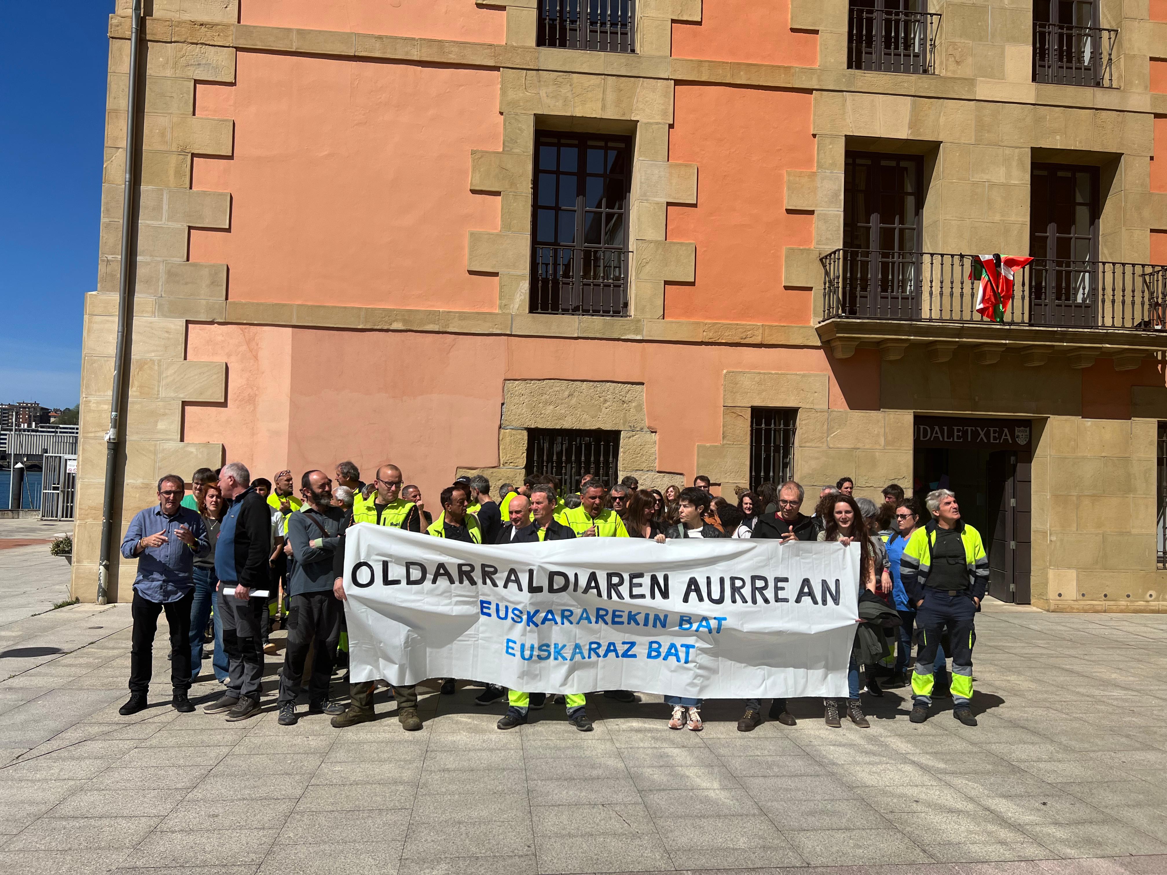 Concentración esta mañana ante el Ayuntamiento de Pasaia contra las sentencias