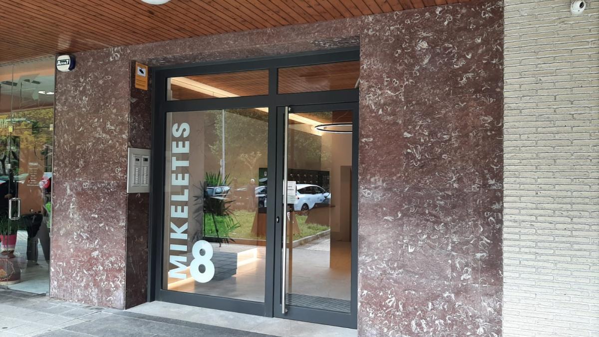 Portal del edificio, en El Antiguo de Donostia, en el que se produjo el homicidio