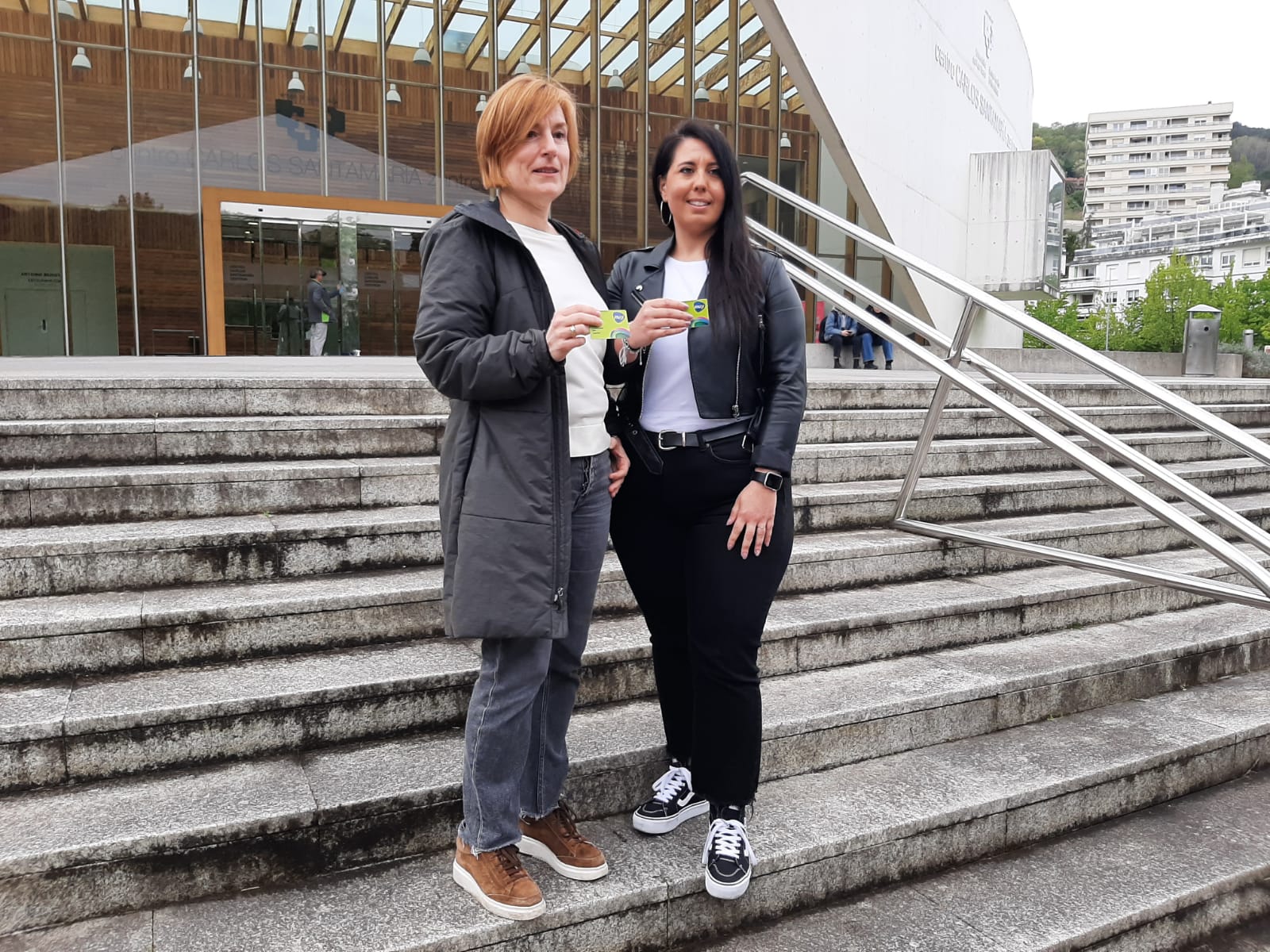 Ainhoa Alonso y Azahara Domínguez, esta mañana en el campus de la UPV/EHU en Donostia