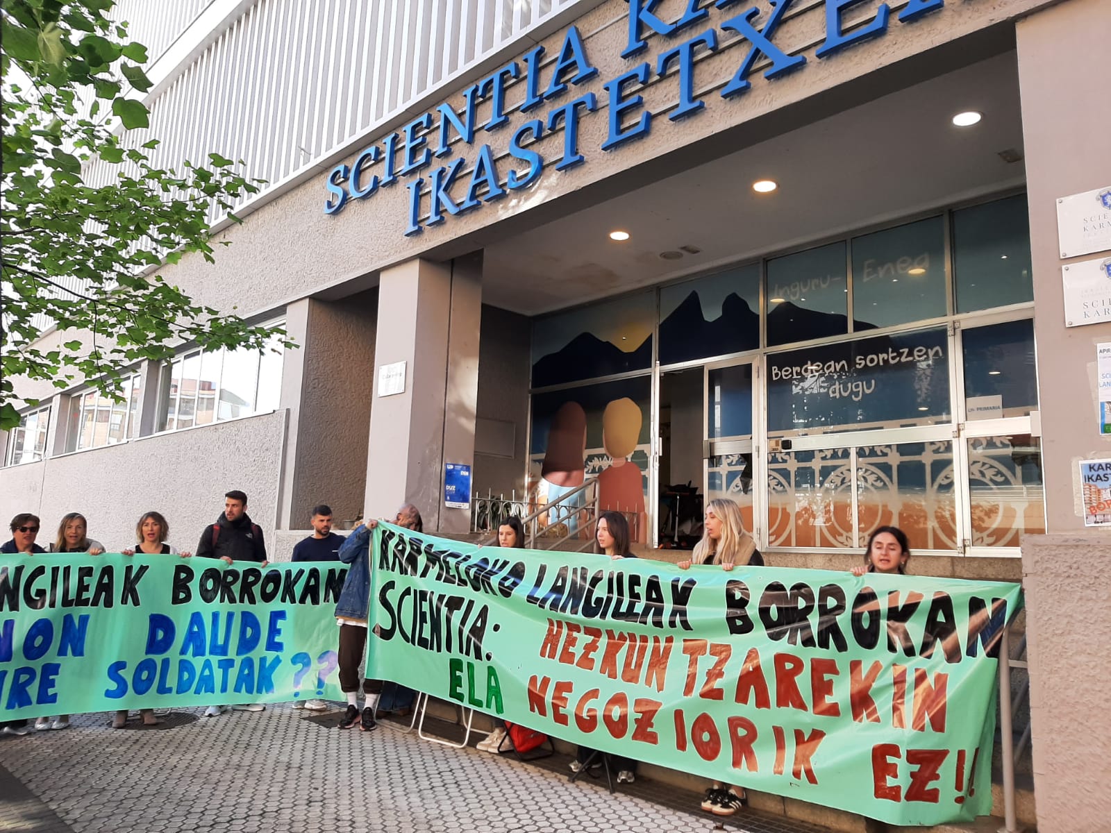 Protesta de los trabajadores del colegio Scientia Karmelo de Donostia