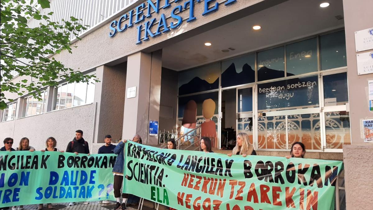 Protesta de los trabajadores del colegio Scientia Karmelo de Donostia