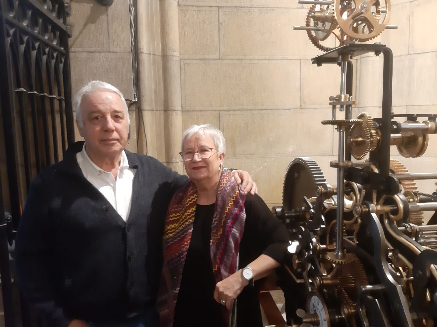 Xabier Alvarez Yeregui y Begoña Arruti San Martin, junto al reloj del Buen Pastor restaurado
