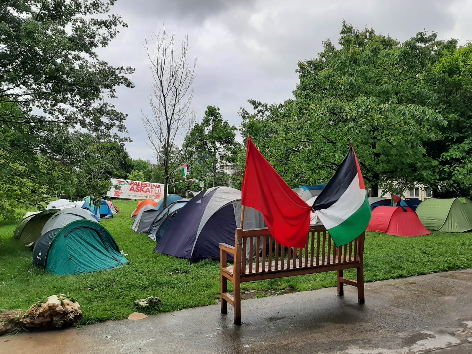 Acampada pro-Palestina que los estudiantes han habilitado en el campus de Ibaeta, en Donostia