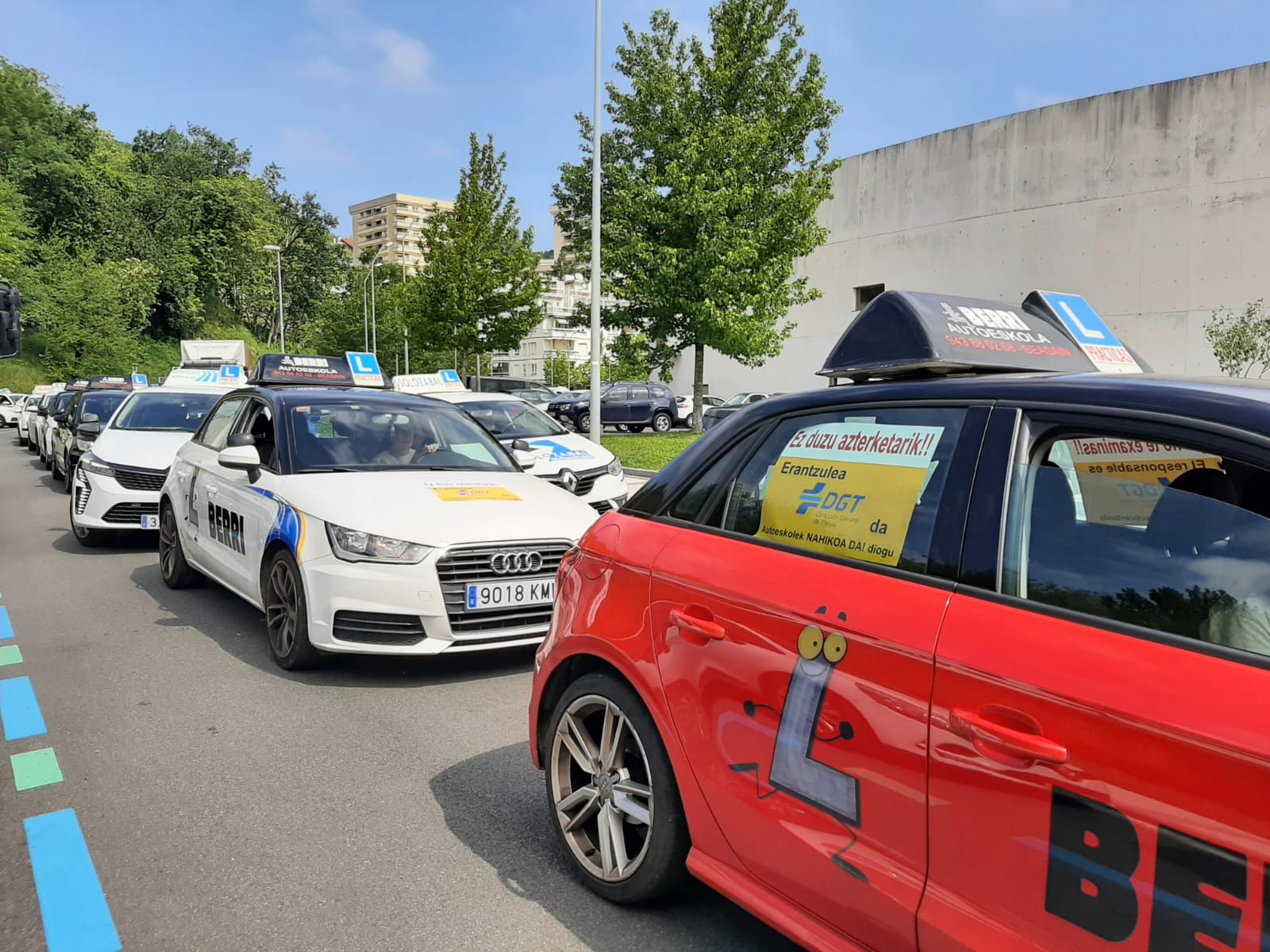 Protesta, esta mañana, de las autoescuelas de Gipuzkoa por las calles de Donostia