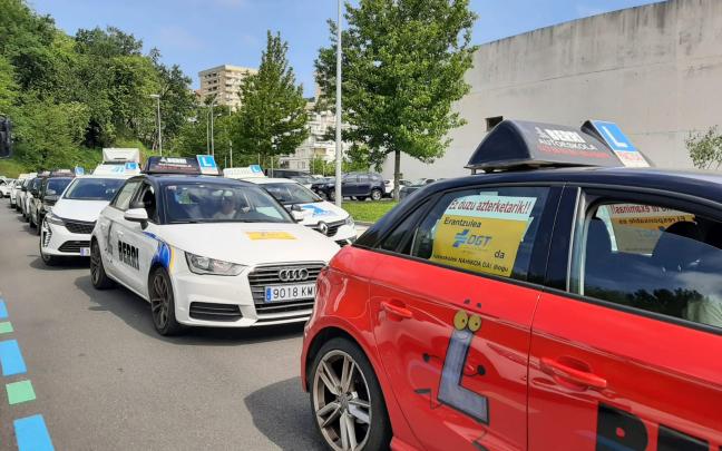 Protesta, esta mañana, de las autoescuelas de Gipuzkoa por las calles de Donostia