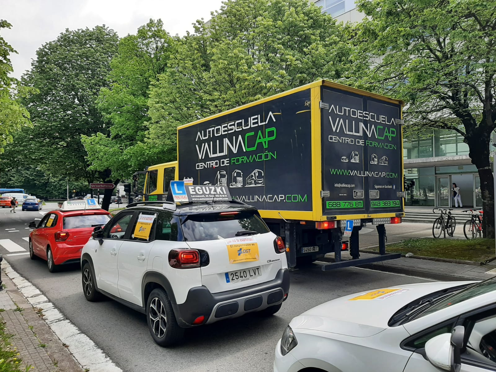 Caravana de vehículos de autoescuelas realizada esta mañana en Donostia