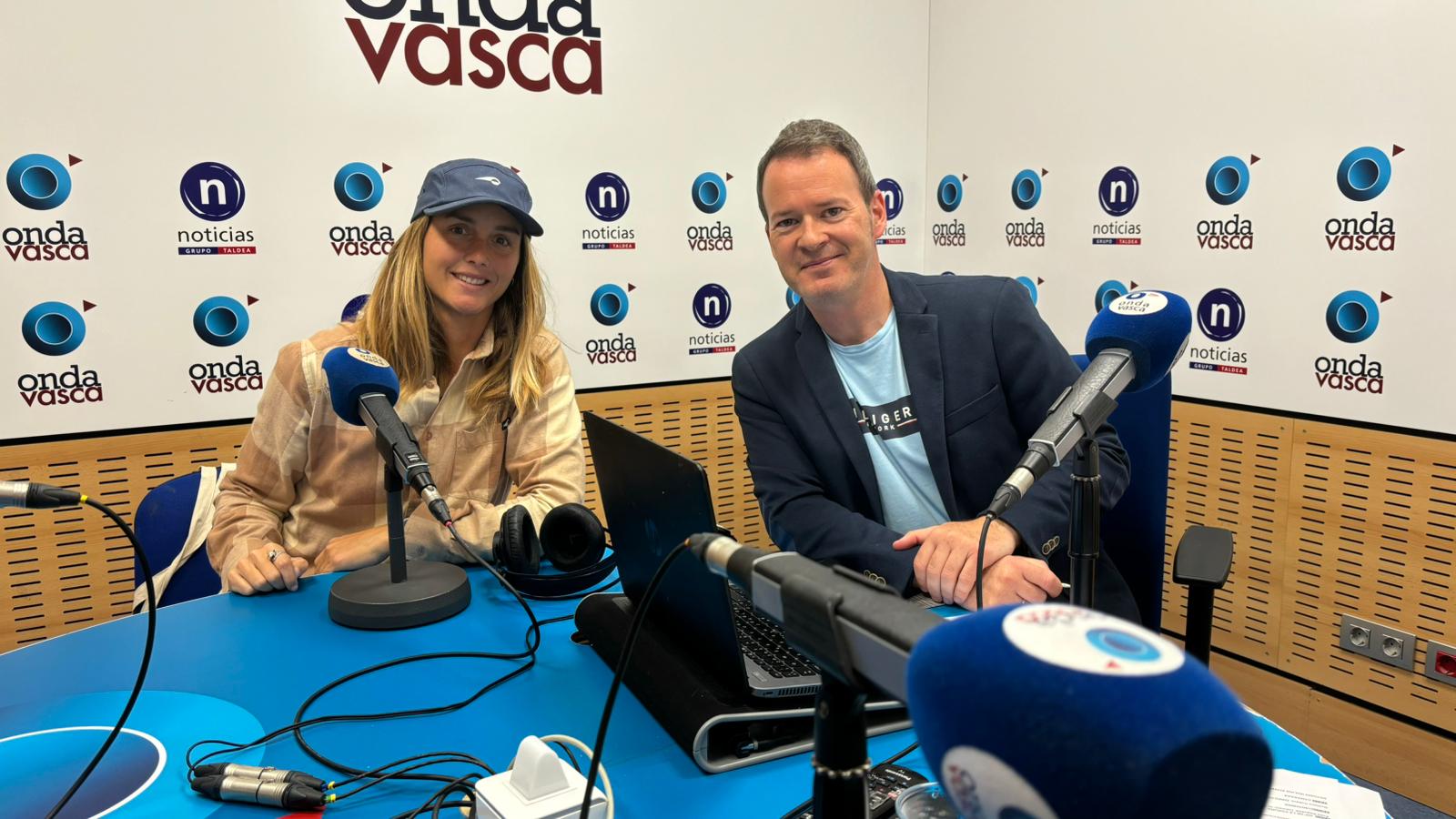 La surfista Leticia Canales, junto a Txema Gutiérrez, en el estudio de Onda Vasca