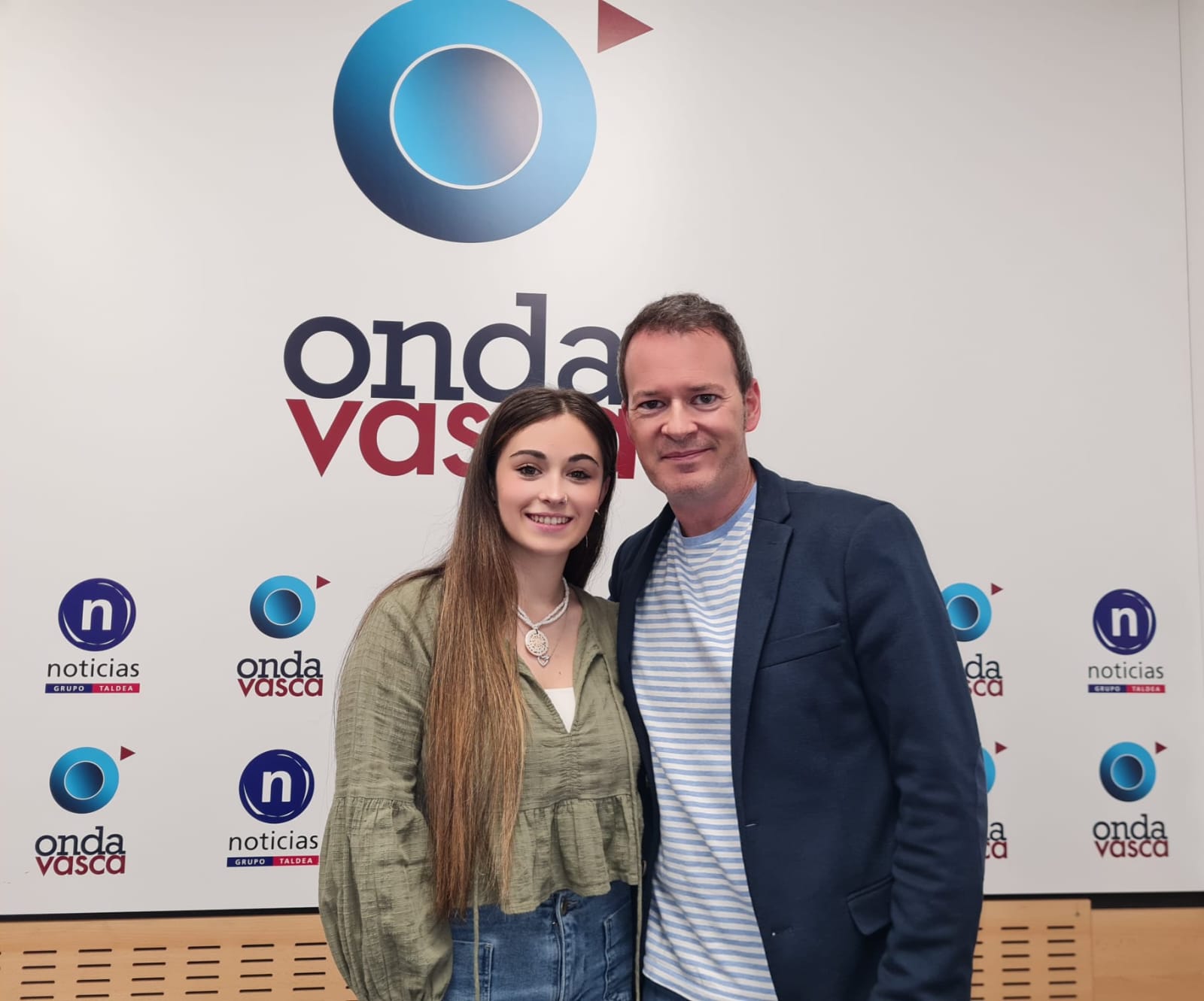 María García, junto a Txema Gutiérrez, en el estudio de Onda Vasca