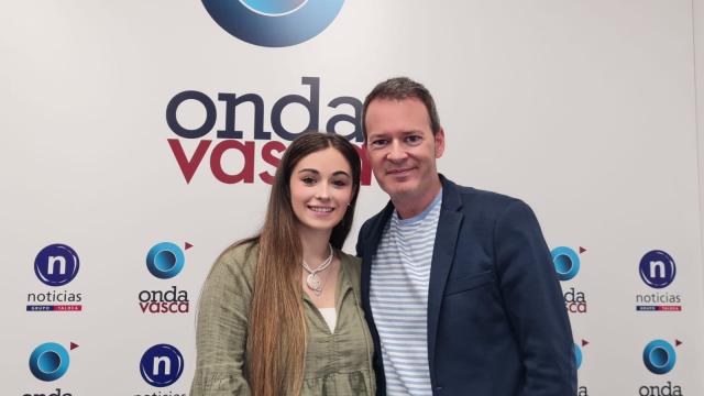 María García, junto a Txema Gutiérrez, en el estudio de Onda Vasca