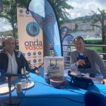 Patxi Villegas, jefe nacional de ventas de Conservas Cusumano, junto a Txema Gutiérrez en la Arrain Azoka de Bermeo