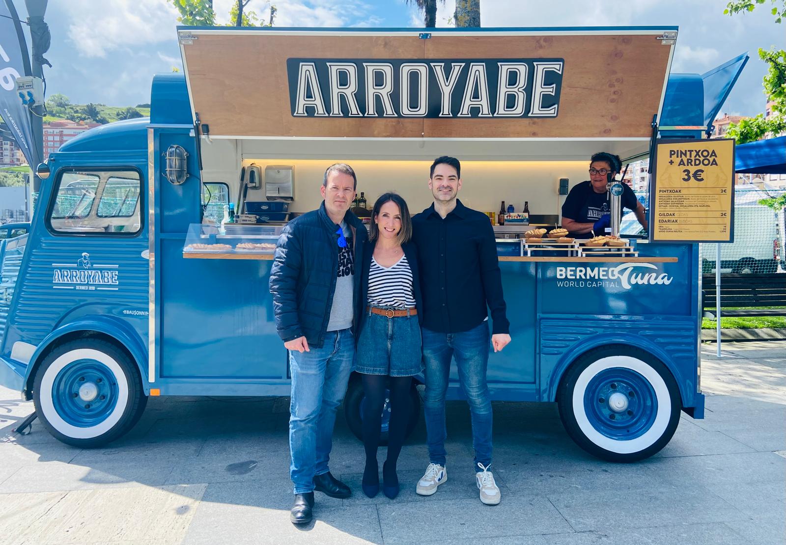 Bittor Agirre, de Conservas Arroyabe, y Leire Egiarte, de Bermeo Tuna World Capital, junto a nuestro compañero Txema Gutiérrez esta mañana en la Arrain Azoka de Bermeo