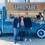 Bittor Agirre, de Conservas Arroyabe, y Leire Egiarte, de Bermeo Tuna World Capital, junto a nuestro compañero Txema Gutiérrez esta mañana en la Arrain Azoka de Bermeo