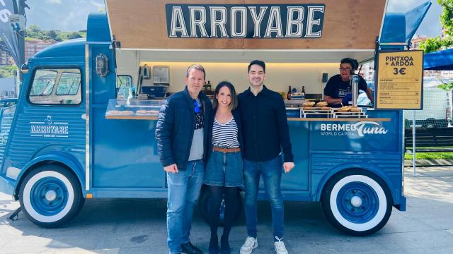 Bittor Agirre, de Conservas Arroyabe, y Leire Egiarte, de Bermeo Tuna World Capital, junto a nuestro compañero Txema Gutiérrez esta mañana en la Arrain Azoka de Bermeo