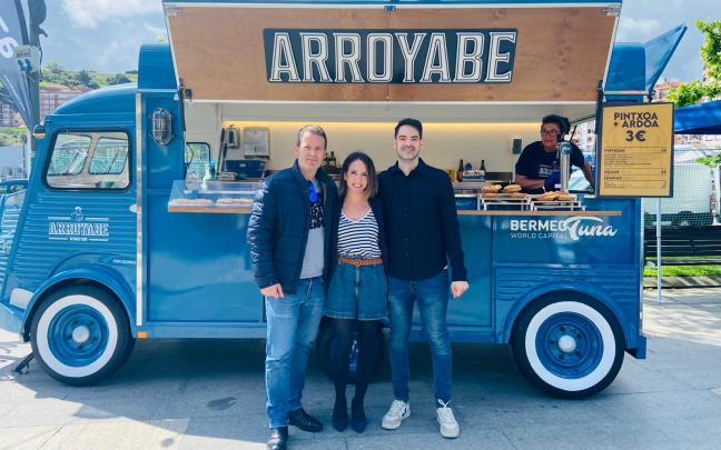 Bittor Agirre, de Conservas Arroyabe, y Leire Egiarte, de Bermeo Tuna World Capital, junto a nuestro compañero Txema Gutiérrez esta mañana en la Arrain Azoka de Bermeo