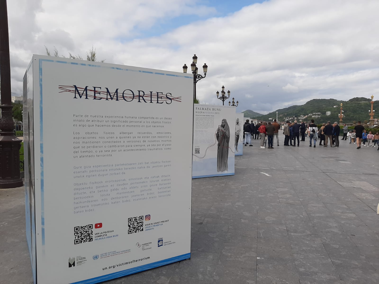 Paneles con el código QR en la exposición 'Memories', en Donostia