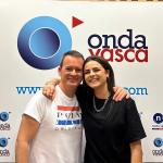 Lucía de la Puerta junto a Txema Gutiérrez en el estudio de Onda Vasca