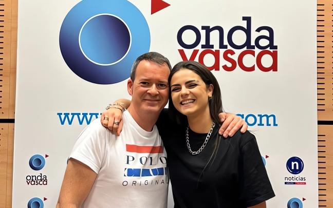 Lucía de la Puerta junto a Txema Gutiérrez en el estudio de Onda Vasca