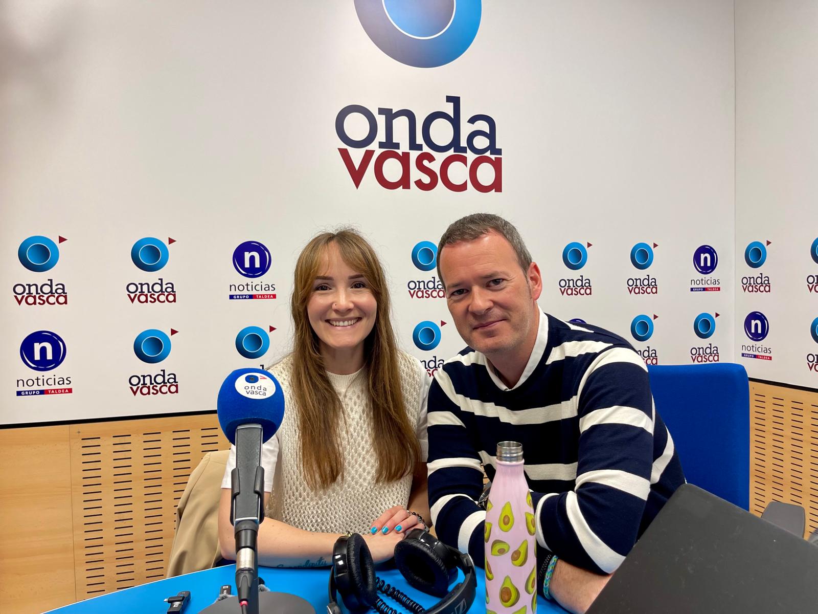 La nutricionista Noelia García, junto a Txema Gutiérrez, en el estudio de Onda Vasca