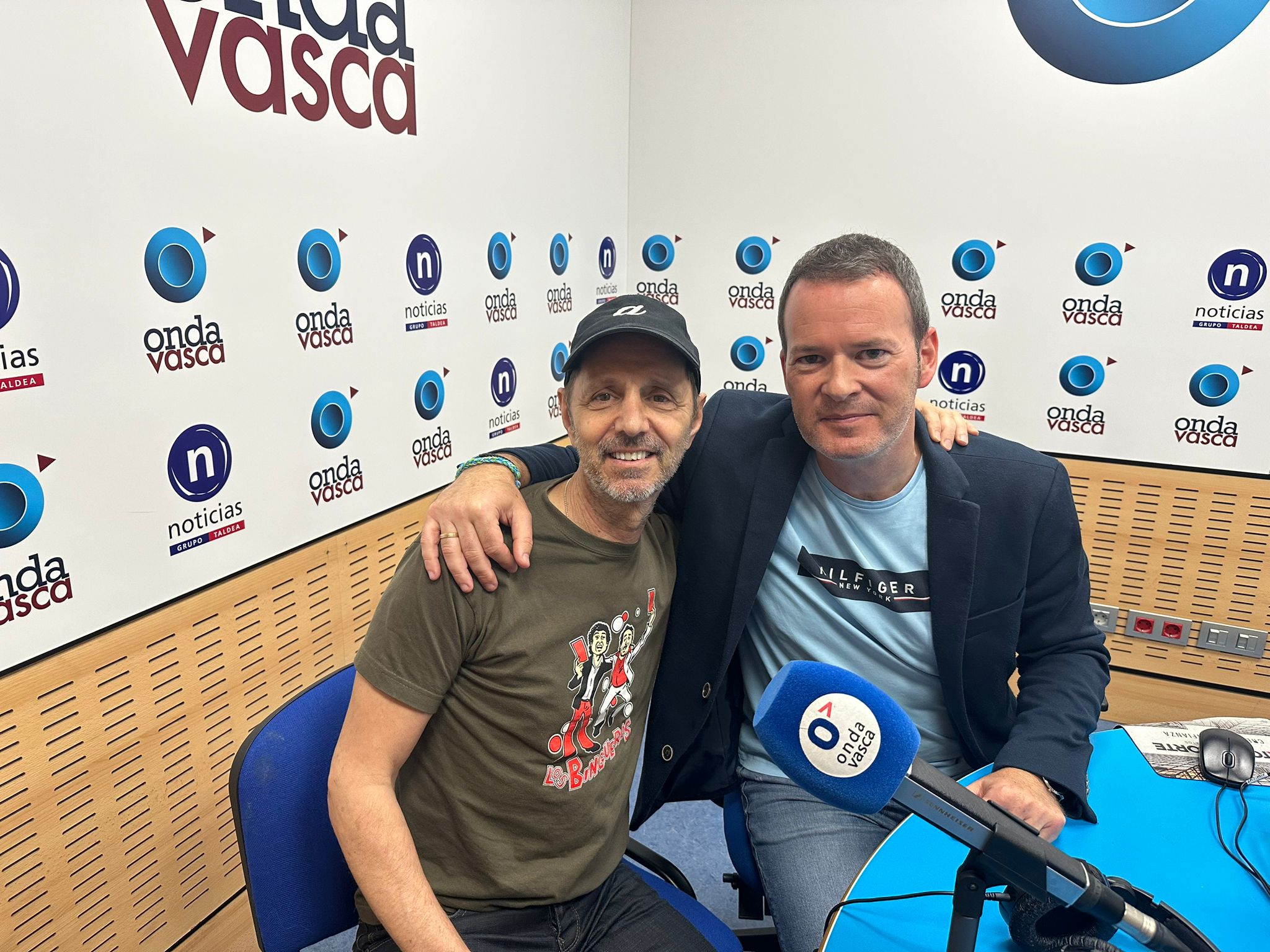 Alejo Stivel, junto a Txema Gutiérrez, en el estudio de Onda Vasca