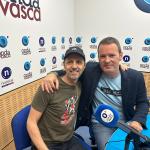 Alejo Stivel, junto a Txema Gutiérrez, en el estudio de Onda Vasca