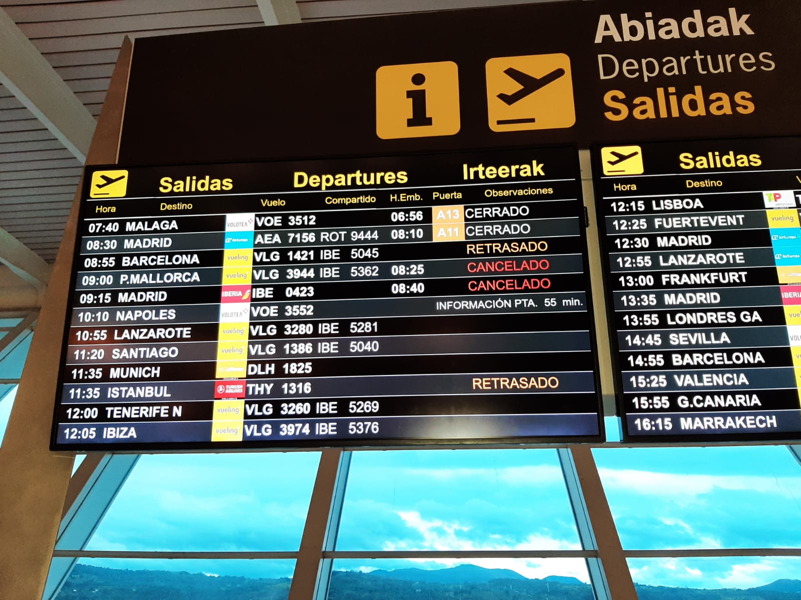Panel con la información de los vuelos en el Aeropuerto de Loiu