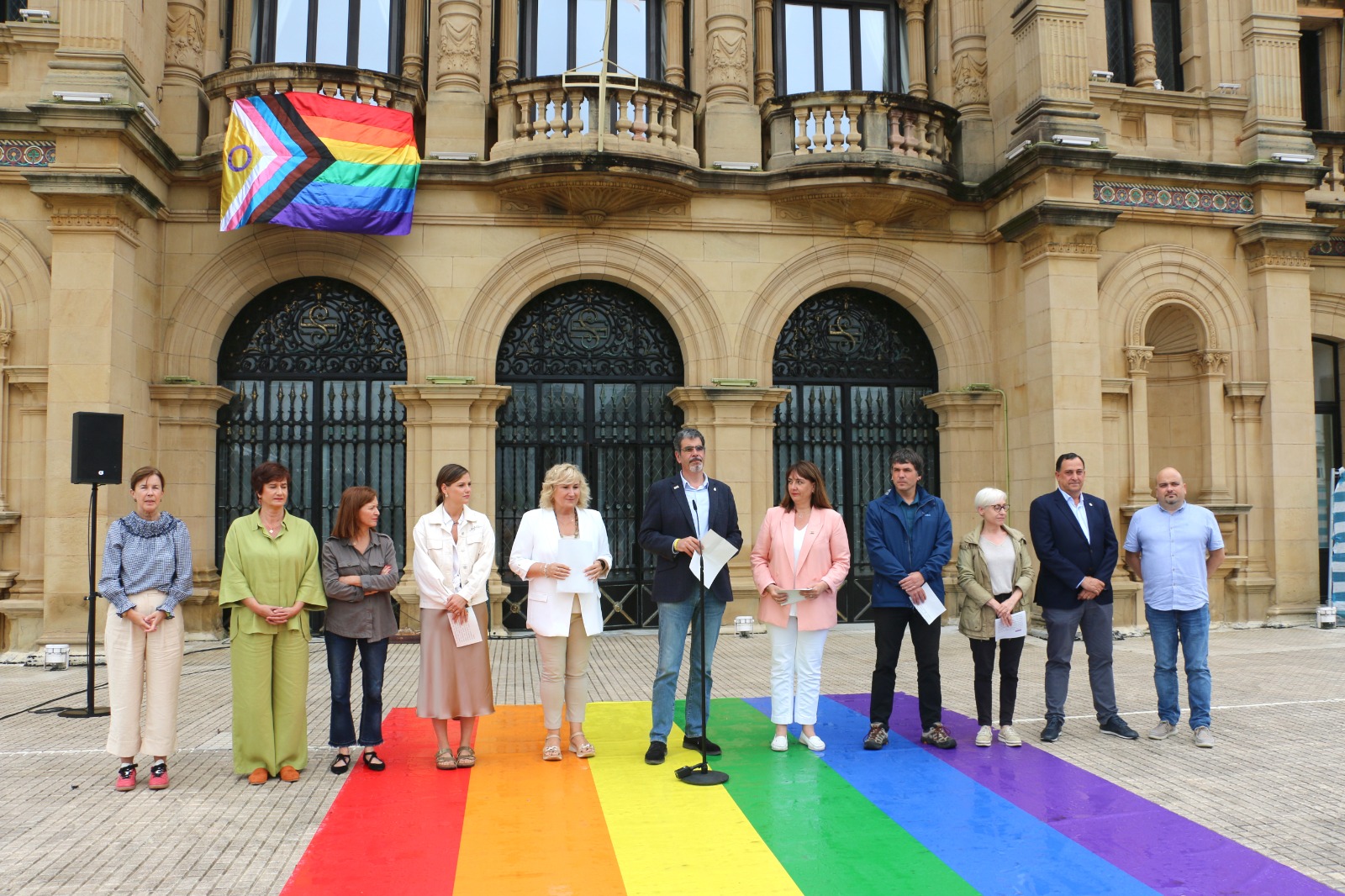 Acto celebrado, esta mañana, en el Ayuntamiento de Donostia con motivo del Día Internacional del Orgullo LGTBI+