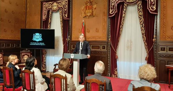 Felix Urkola, tras recibir la venera como nuevo diputado de Infraestructuras Viarias y Estrategia Territorial