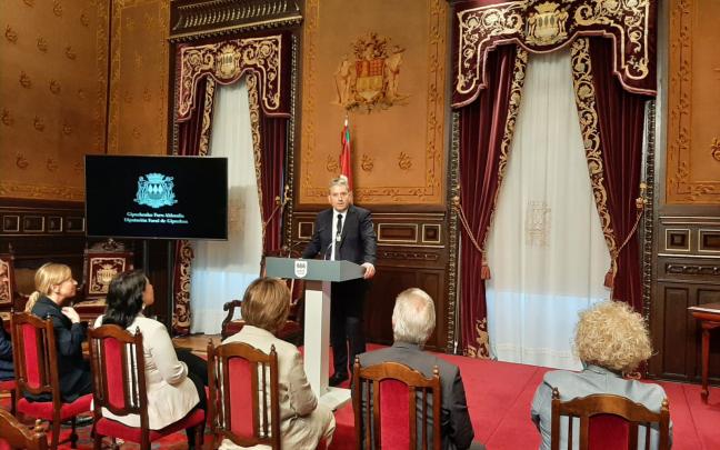 Felix Urkola, tras recibir la venera como nuevo diputado de Infraestructuras Viarias y Estrategia Territorial