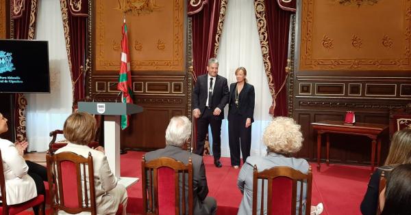 Felix Urkola, junto a la diputada general Eider Mendoza, tras la imposición de la venera