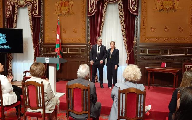 Felix Urkola, junto a la diputada general Eider Mendoza, tras la imposición de la venera