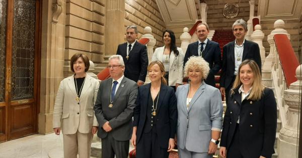El nuevo gobierno foral de Gipuzkoa posa en las escalinatas del Palacio Foral