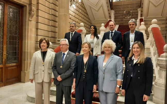 El nuevo gobierno foral de Gipuzkoa posa en las escalinatas del Palacio Foral