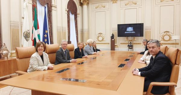 El nuevo ejecutivo de Gipuzkoa en la sala donde se reúne la Junta de Gobierno Foral