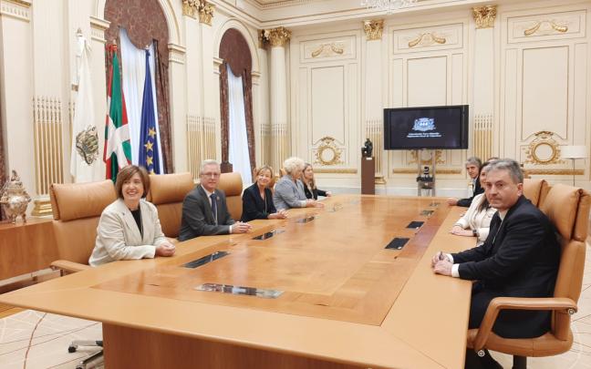 El nuevo ejecutivo de Gipuzkoa en la sala donde se reúne la Junta de Gobierno Foral
