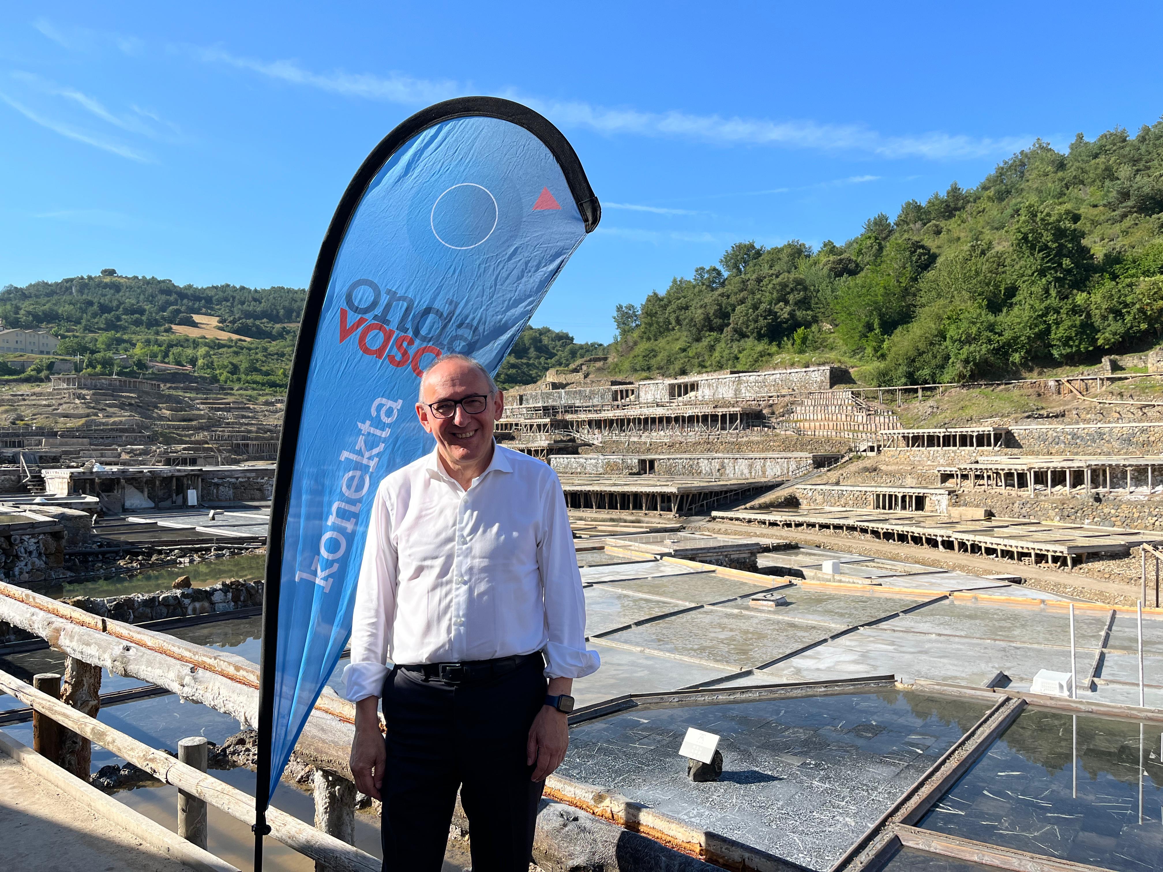 El diputado general de Álava, Ramiro González, esta mañana en el Valle Salado de Añana