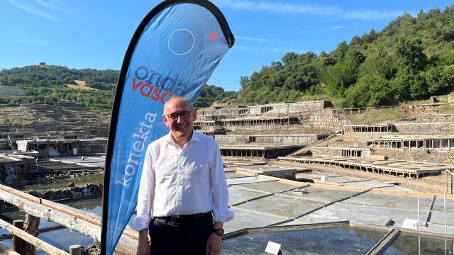 El diputado general de Álava, Ramiro González, esta mañana en el Valle Salado de Añana