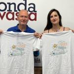 Ibon Ayastui, presidente de ACE Barakaldo, junto a Iranzu Calvo, muestra la camisetas de fiestas