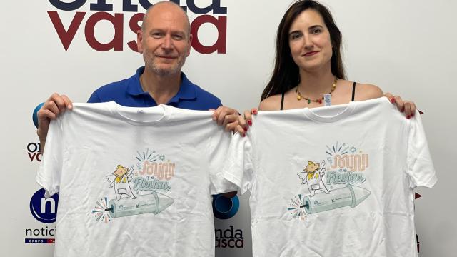 Ibon Ayastui, presidente de ACE Barakaldo, junto a Iranzu Calvo, muestra la camisetas de fiestas