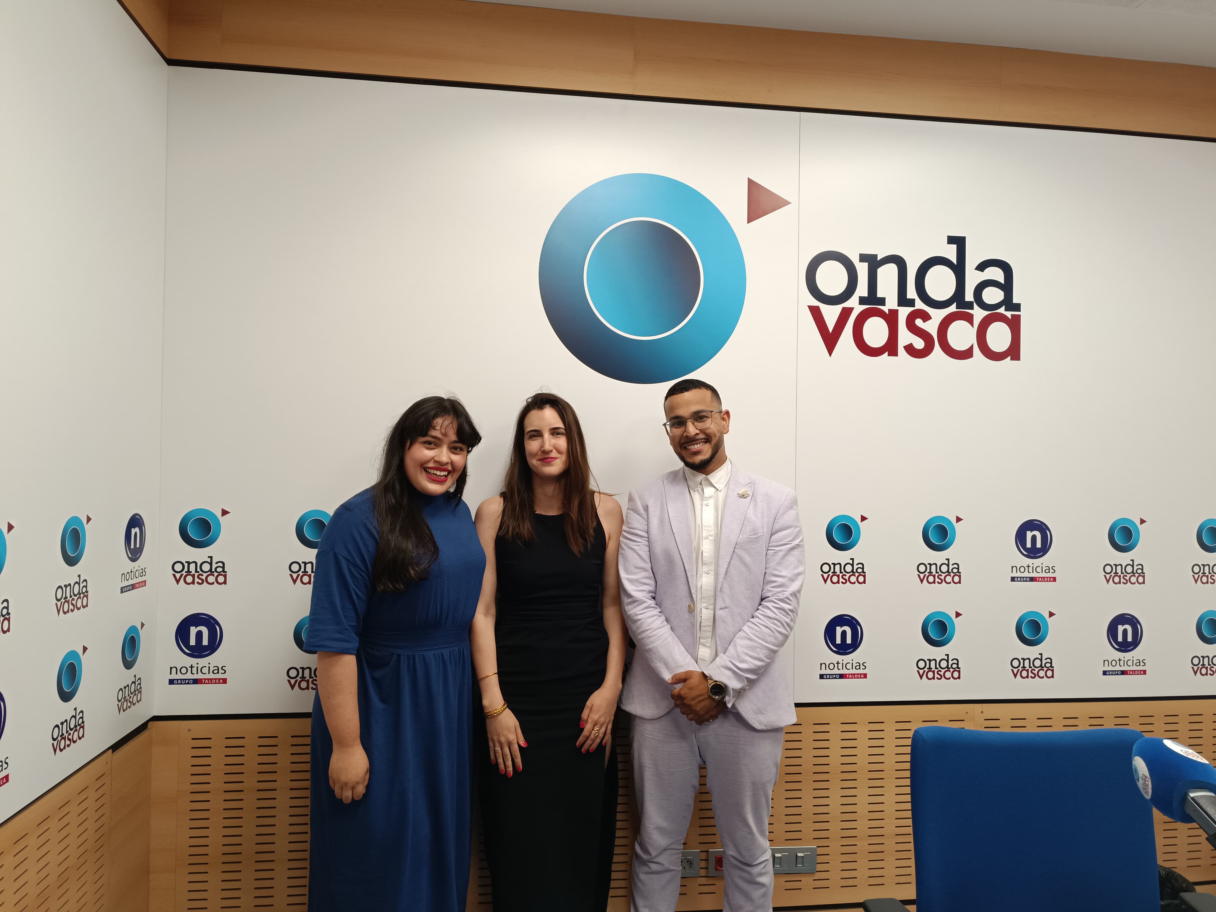Estefanía Amaya y Damin Abdelhadi, de RK Informatika, junto a Iranzu Calvo, en el estudio de Onda Vasca