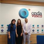 Estefanía Amaya y Damin Abdelhadi, de RK Informatika, junto a Iranzu Calvo, en el estudio de Onda Vasca