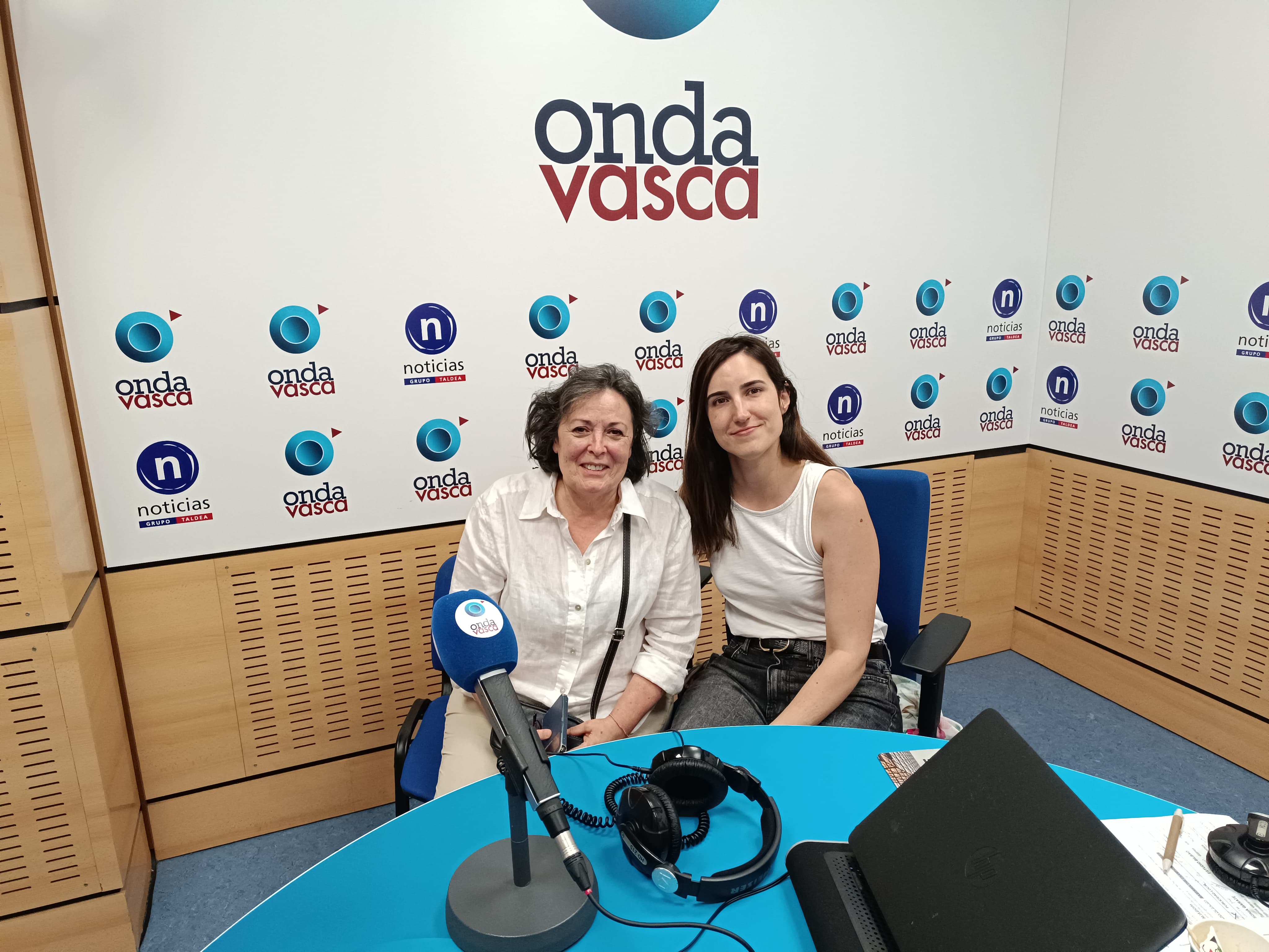 La doctora Sonia Gárate e Iranzu Calvo, en el estudio de Onda Vasca