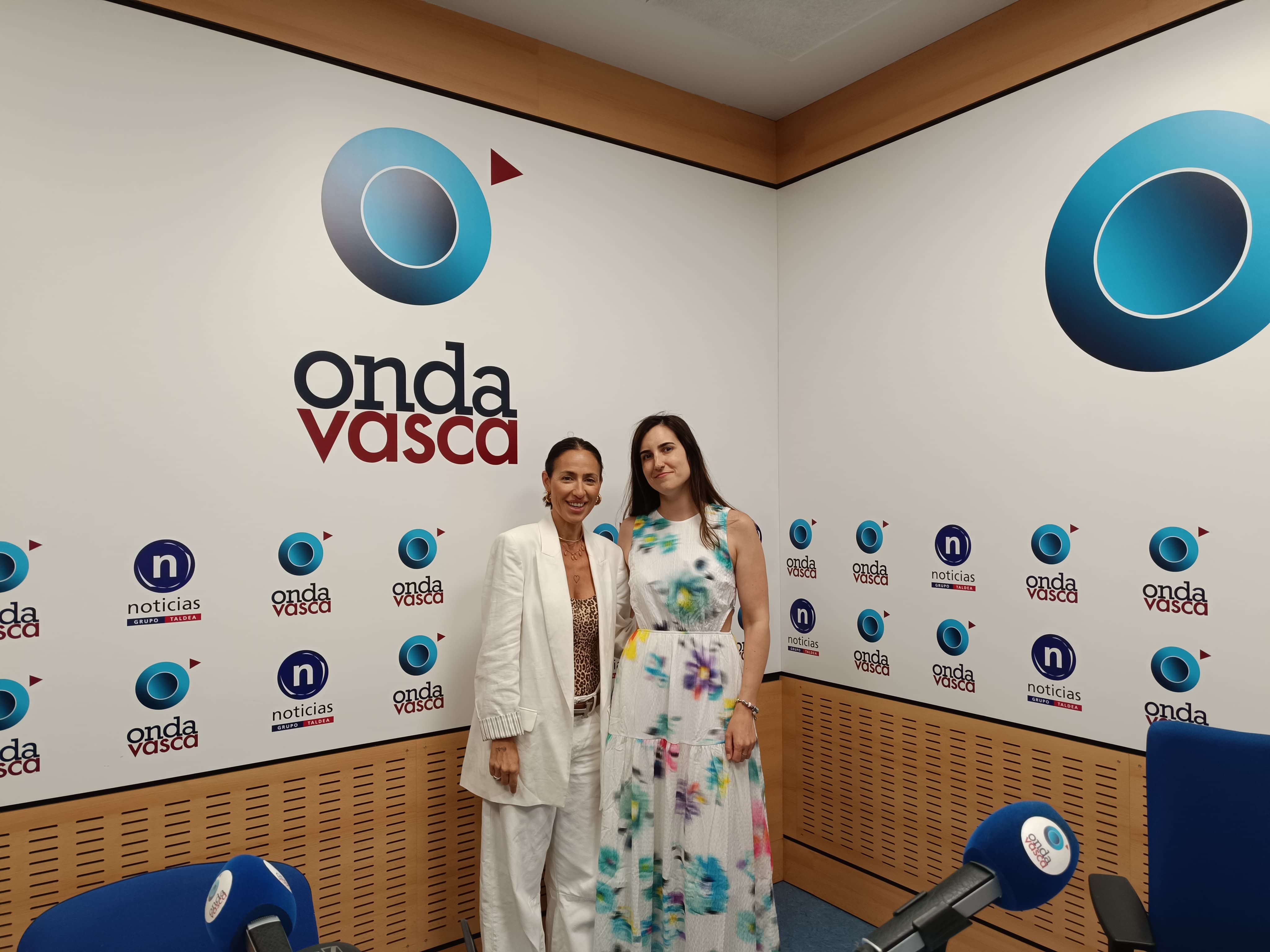 Oihana Barrasa junto a Iranzu Calvo, en el estudio de Onda Vasca