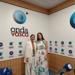 Oihana Barrasa junto a Iranzu Calvo, en el estudio de Onda Vasca