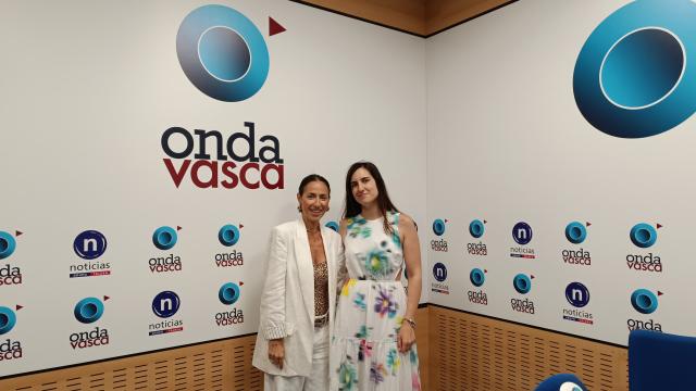 Oihana Barrasa junto a Iranzu Calvo, en el estudio de Onda Vasca