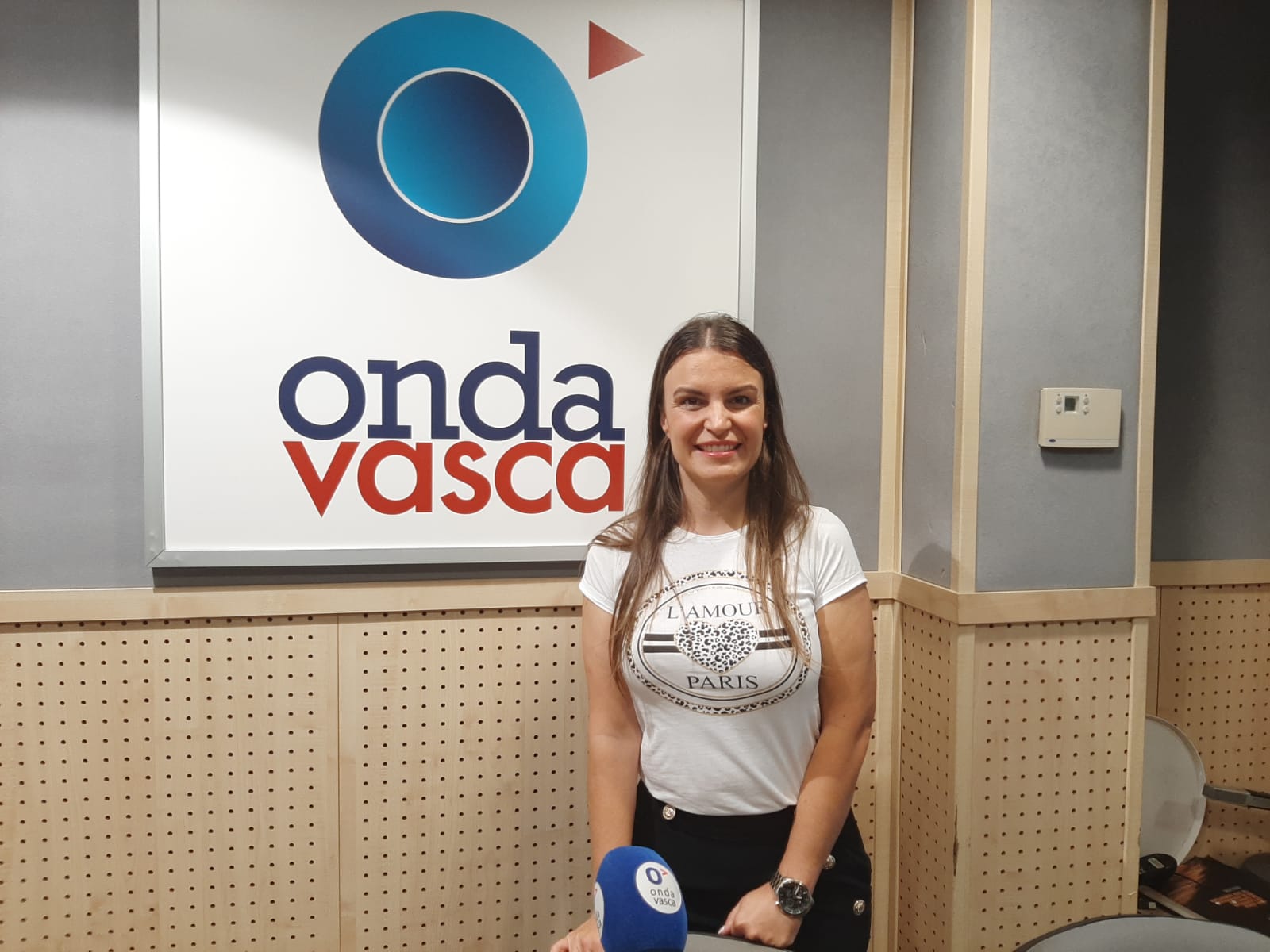 Ángela Vilariño, en el estudio de Onda Vasca