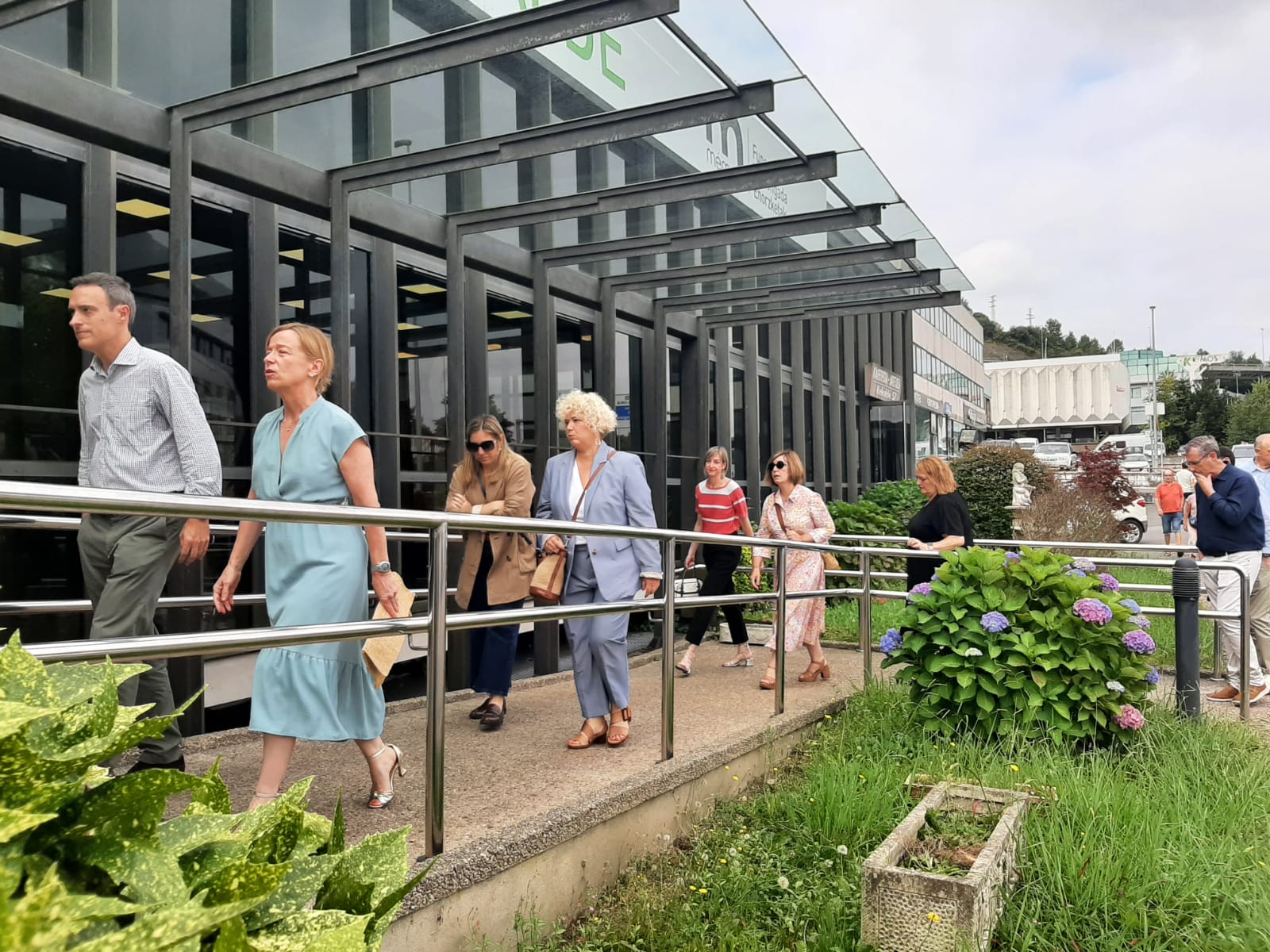 Varios miembros del gobierno foral actual y precedente, con Eider Mendoza a la cabeza, entran al velatorio de Jokin Perona