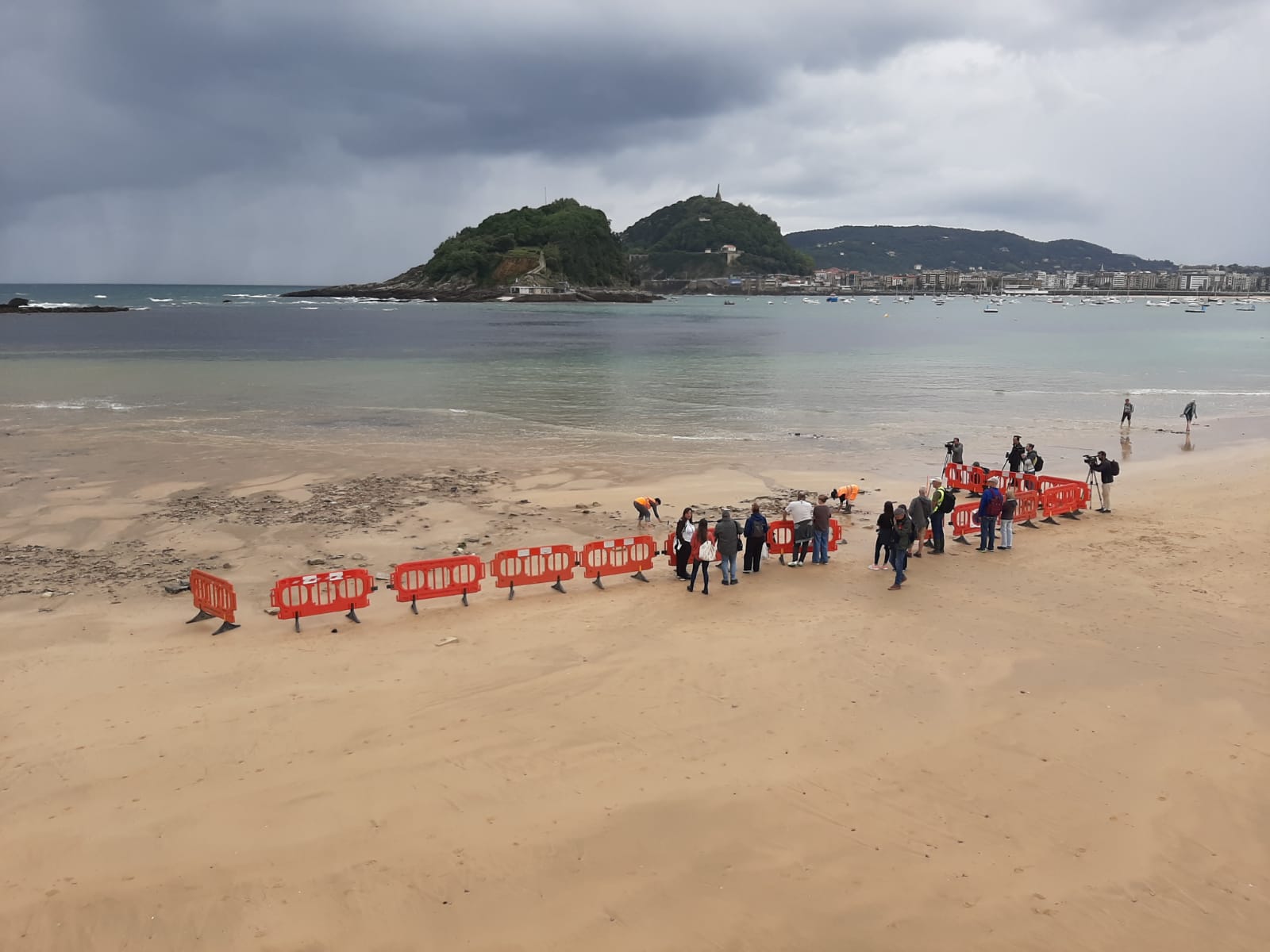 Lugar en el que han aparecido los restos de un antiguo barco en la playa de Ondarreta
