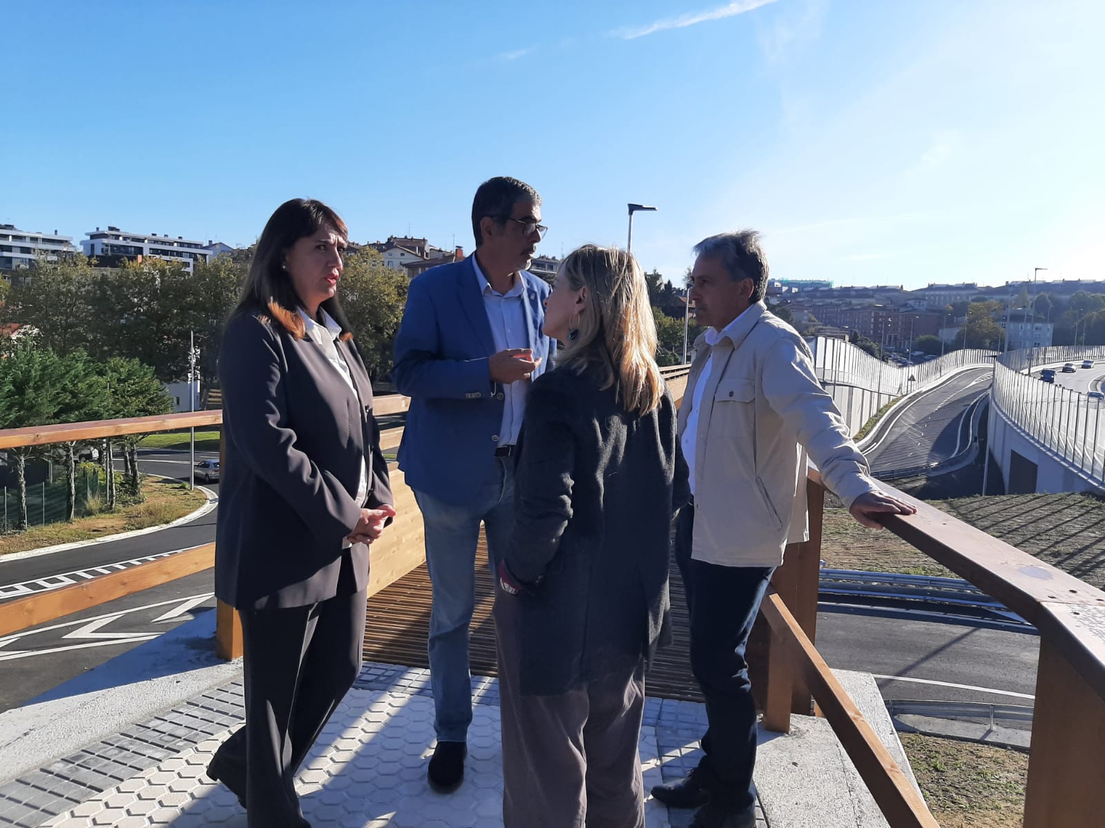 La concejal Olatz Yarza y el alcalde Eneko Goia charlan con la diputada general Eider Mendoza y el diputado Felix Urkola tras la apertura del enlace de Marrutxipi La concejal Olatz Yarza y el alcalde Eneko Goia charlan con la diputada general Eider Mendoza y el diputado Felix Urkola tras la apertura del enlace de Marrutxipi