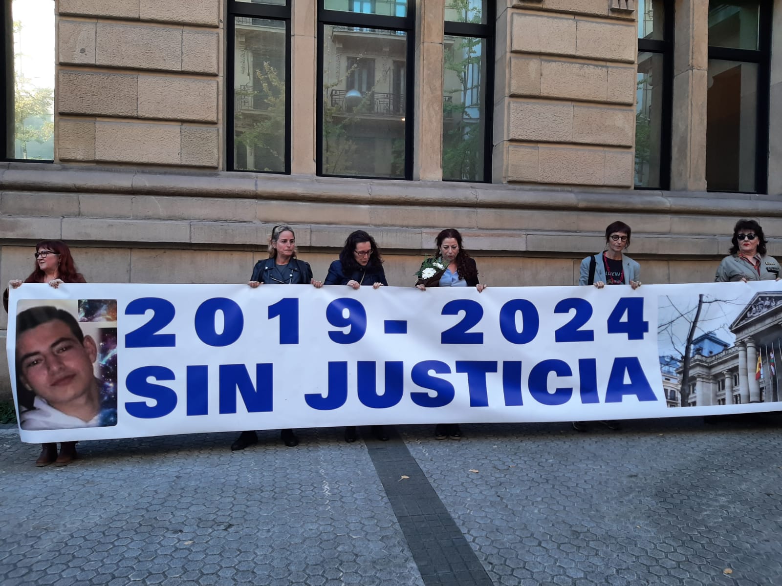 Fatima Hacine y Zuriñe Izko, madres de Santi Coca y Lukas Agirre, juntas en la concentración de esta mañana